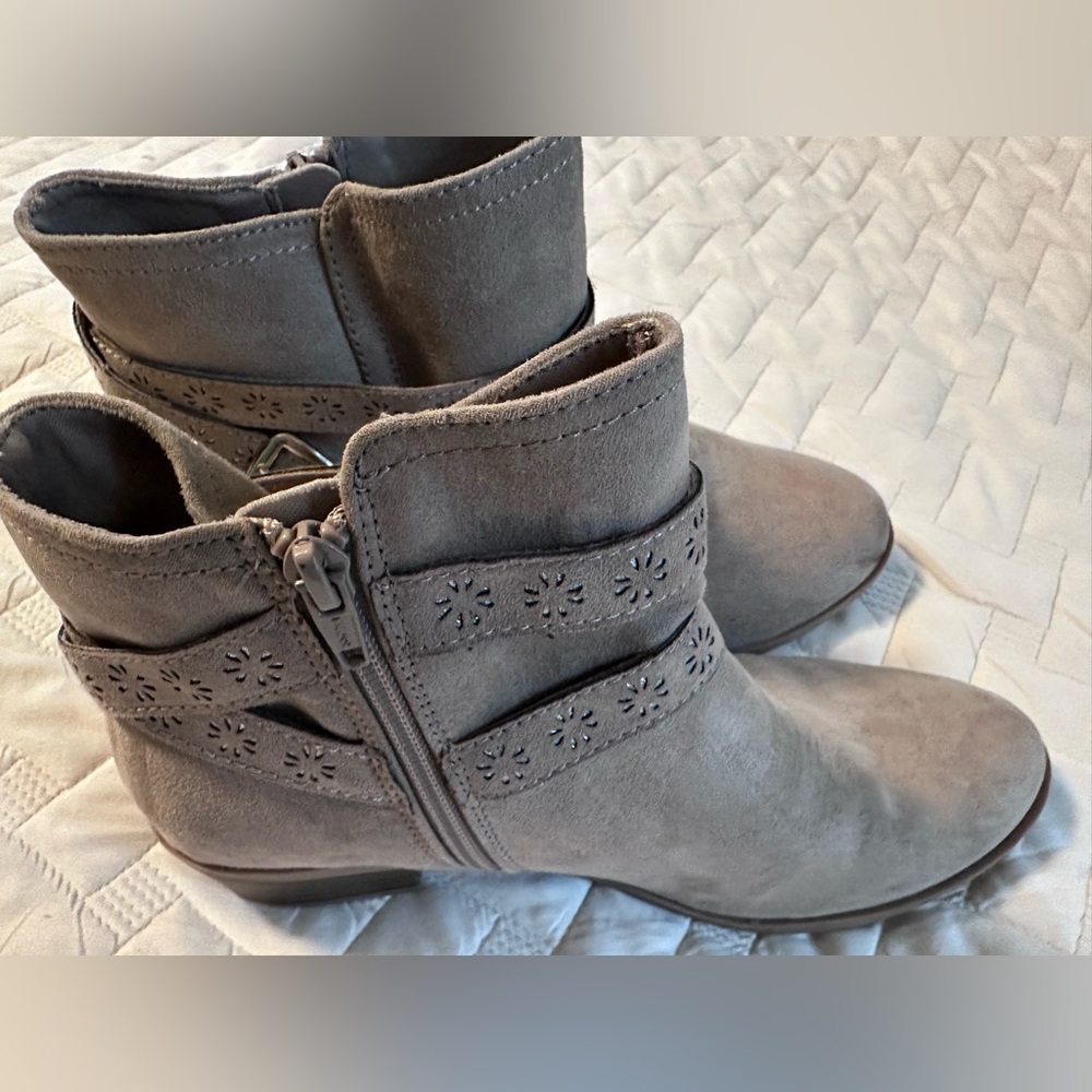 Size 6 never worn bootie